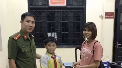 Công an phường Xuân La trao tài sản đánh rơi cho người dân 