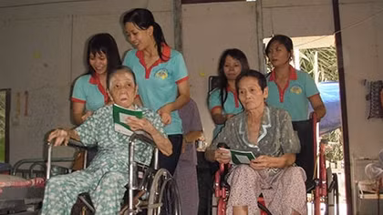 Mái ấm kỳ lạ của bà giáo già