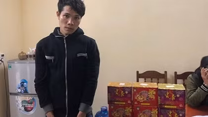 Khám xét nhà đối tượng mua bán ma túy, phát hiện pháo nổ
