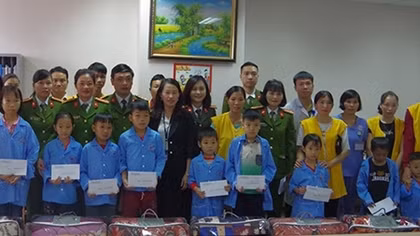 Tặng quà cho bệnh nhi có hoàn cảnh khó khăn