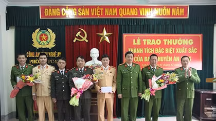 Thưởng nóng đơn vị bắt vụ 20 bánh heroin ở Nghệ An