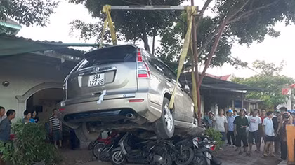 Tài xế ôtô đạp nhầm chân ga, 'nghiền' 12 xe máy 