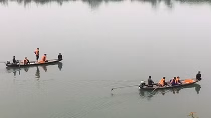 Thầy hiệu trưởng nhảy cầu trên sông Lam