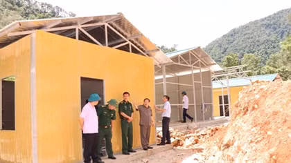 Kiểm tra tiến độ thi công nhà ở cho các hộ nghèo ở Mường Tè theo Đề án 245