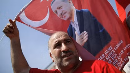 Người dân rầm rộ xuống đường ủng hộ Tổng thống Erdogan