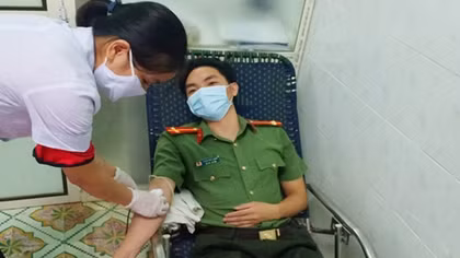 Trung úy 2 lần hiến máu khẩn cấp cứu người