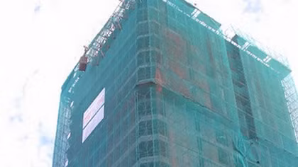 Giông lốc thổi bay giàn giáo trên tầng 20 