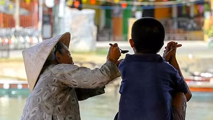 Tình mẹ ở phố Hội