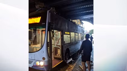 Xe bus đâm vào cầu vượt đường sắt, 8 người bị thương