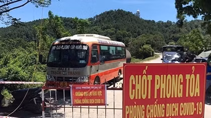 Dùng xe buýt chống nắng cho các chốt tại TP Vinh