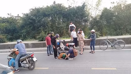 Người đàn ông lái xe máy ngã đập đầu xuống đường nguy kịch