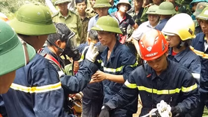 Mưa to, việc tìm kiếm 2 người kẹt dưới hang đào vàng gặp nhiều khó khăn