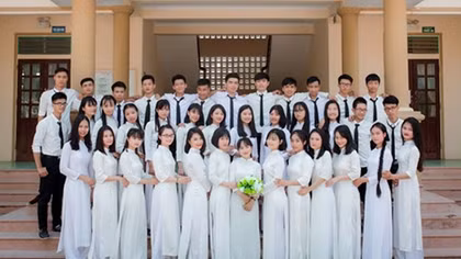 Lớp học ở trường làng có một Thủ khoa và 8 học sinh đều đạt trên 27 điểm