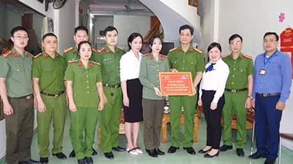 Tặng sổ tiết kiệm cho thân nhân liệt sĩ CAND