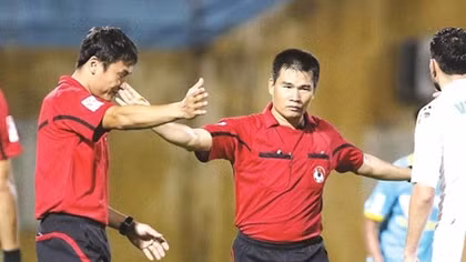 Trọng tài V.League lại gây tranh cãi, công nghệ VAR đâu rồi?