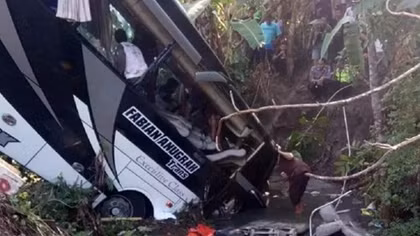 Xe bus rơi xuống sông, 5 người chết và 26 người bị thương
