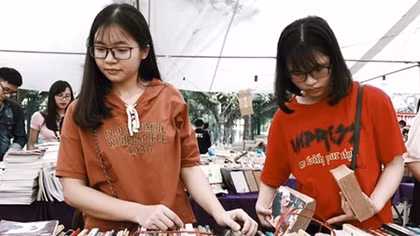 Hội chợ sách cũ Hà Nội: Hàng vạn cuốn sách quý được trưng bày và bán rẻ