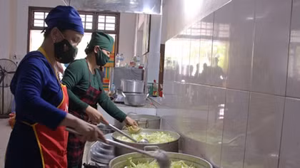 Nhiều giáo viên tiếp sức cho “tuyến đầu” chống dịch
