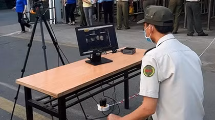 Dùng camera quét thân nhiệt, ngăn chặn dịch lây lan vào các nhà máy