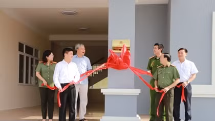 Gắn biển công trình chào mừng kỷ niệm 75 năm Ngày Truyền thống CAND