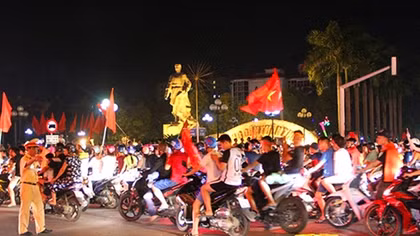 Hình ảnh Cảnh sát Giao thông giữa dòng người vui mừng chiến thắng