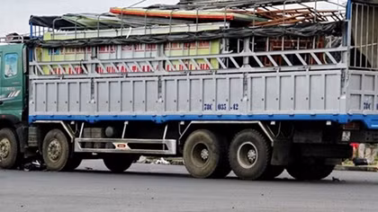 Vừa rời bệnh viện, hai vợ chồng bị xe tải tông một người chết, một người bị thương