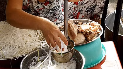 Bốc bánh phở bằng tay và dạy thêm sai quy định sẽ bị phạt tiền