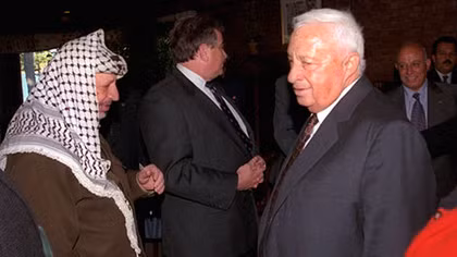 Ông Yasser Arafat đã thoát khỏi âm mưu ám sát như thế nào?