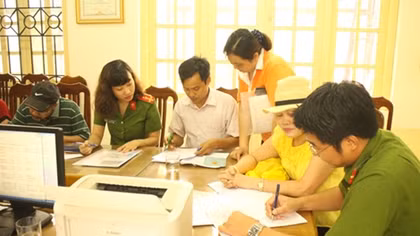 Công an quận Ba Đình xuống địa bàn điều chỉnh gần 500 sổ hộ khẩu cho dân