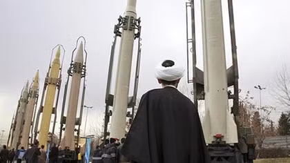 Hết hạn cấm vận vũ khí với Iran: Người thở phào, kẻ âu lo
