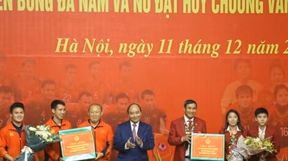 (NÓNG TRONG TUẦN) 20 thanh niên hỗn chiến vì 2 cô gái trẻ, nữ thủ quỹ treo cổ tự tử và thầy giáo bị tố có hành vi khiếm nhã