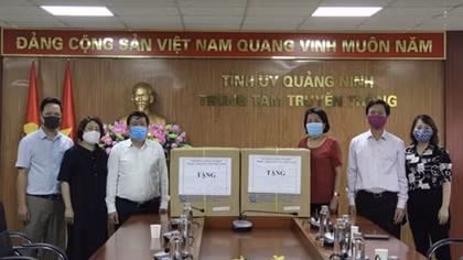 Tập đoàn TKV trao tặng nhiều phần quà thiết thực phòng chống dịch COVID-19