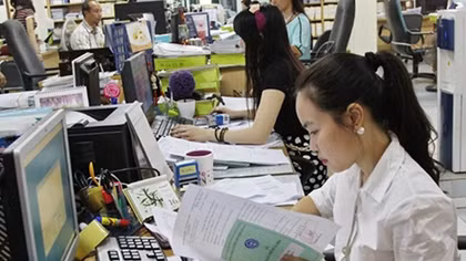 Cấm cán bộ, công chức BHXH nhận quà của người dân