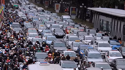 Vận tải công cộng đáp ứng nhu cầu thì hạn chế xe máy