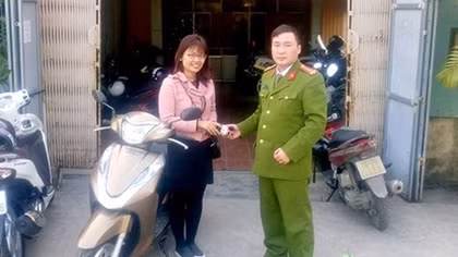 Người dân cảm ơn Công an phường tìm và trả lại tài sản bị mất cắp