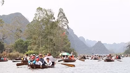 Lễ hội chùa Hương: Miễn phí vệ sinh nhưng tăng giá vé tham quan