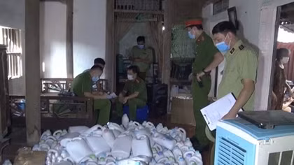 Mua nguyên liệu trôi nổi về đóng chai dầu gội, nước giặt, sữa tắm nổi tiếng