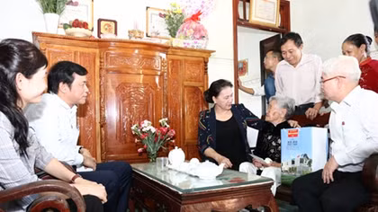 Chủ tịch Quốc hội thăm, tặng quà gia đình chính sách ở Bình Phước