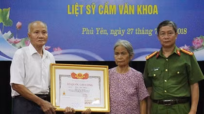 Trao bằng “Tổ quốc ghi công” cho thân nhân Liệt sĩ Thượng sĩ Cầm Văn Khoa