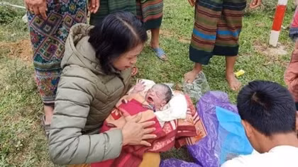 Cô giáo đỡ đẻ thành công cho sản phụ sinh con bên đường