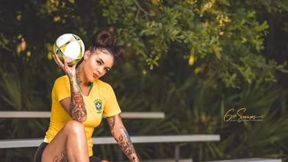 Nhan sắc nóng bỏng của mỹ nữ xăm trổ cổ vũ các vũ công Samba
