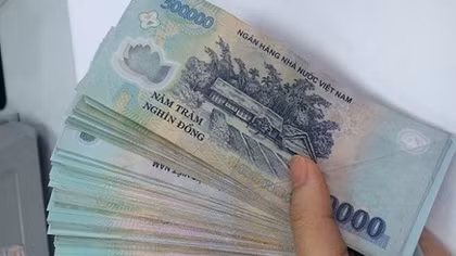 Truy tìm “nữ cán bộ“ lừa đảo “tặng tiền xây nhà tình nghĩa”