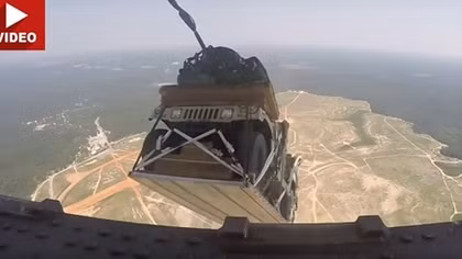 Thót tim với màn nhảy dù từ trên không trung của xe Humvee