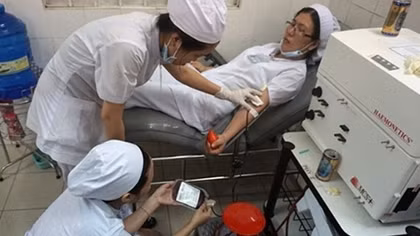 4 nữ nhân viên y tế hiến máu cứu sống sản phụ