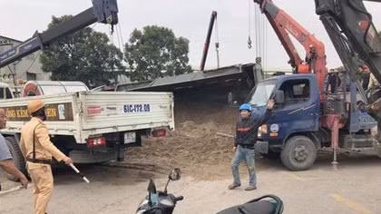 Xe ben lật đè 3 ông cháu, 2 người tử vong tại chỗ