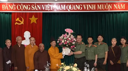 Thăm, chúc mừng CBCS Công an Hà Nam nhân kỷ niệm Ngày truyền thống