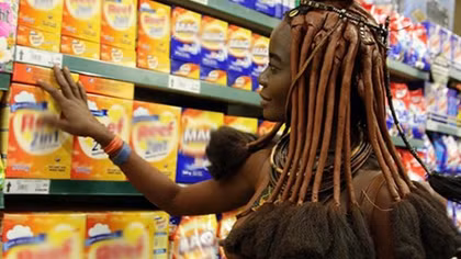 Phụ nữ Himba đi siêu thị vẫn vô tư… ngực trần