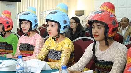 Trao tặng 4.000 mũ bảo hiểm dành riêng cho phụ nữ dân tộc Thái 