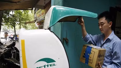 Viettel Post tiếp nhận bưu phẩm qua cửa hàng giao dịch Viettel