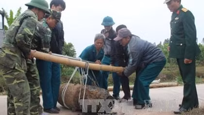 Đào ao thả cá "vấp" quả bom nặng 450kg